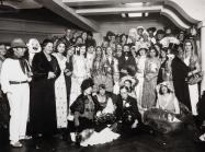 Marc Vaux (1895-1971), Bal costumé pour les 30 ans de la Galerie B. Weill (Berthe Weill assise au centre, en smoking), 13 décembre 1931. Collection Marianne Le Morvan, don de Jeanine Warnod