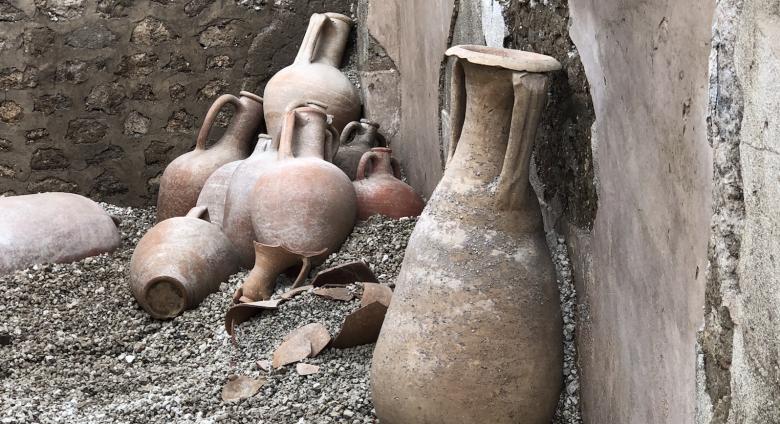 Amphorae in the process of excavation in Region V 