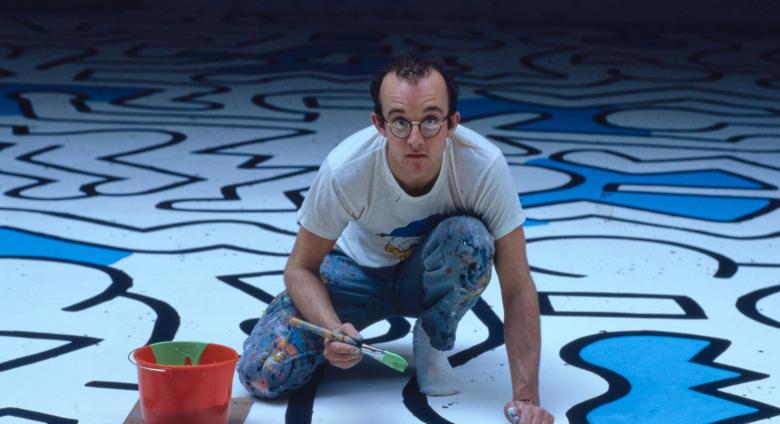 Haring painting the backdrop for the Palladium nightclub, 1985
