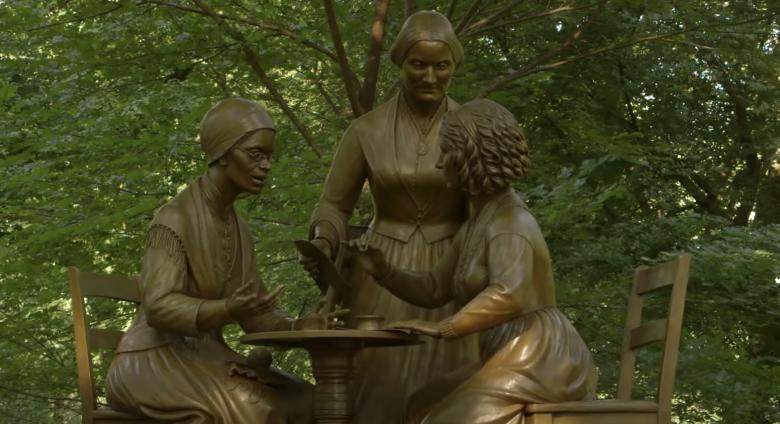 Sculpture of Suffragettes 
