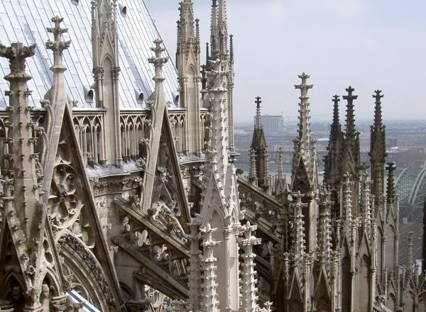 Close view of decorated buttresses supporting the Cologne Cathedral (1248–1573). Cologne, Germany. Courtesy of Wikimedia Commons. Photo by Mkill. 