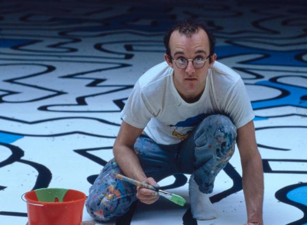 Haring painting the backdrop for the Palladium nightclub, 1985