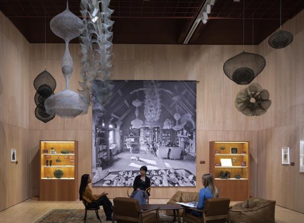 Ruth Asawa: Retrospective (installation view, SFMOMA); artwork: © 2025 Ruth Asawa Lanier, Inc., courtesy David Zwirner; backdrop photograph: © 2025 Rondal Partridge Archives; photo: Henrik Kam