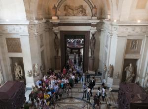 Crowds in the Vatican Museum. License.