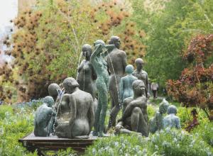 Nina Beier, Women & Children, 2022. Found bronze sculptures, dimensions variable, installation view, The High Line, New York, 2022–3