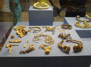 The Snettisham Hoard on display at the British Museum. The hoard contains hundreds of pieces of gold and other metal objects including about 70 intact torcs. License