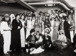 Marc Vaux (1895-1971), Bal costumé pour les 30 ans de la Galerie B. Weill (Berthe Weill assise au centre, en smoking), 13 décembre 1931. Collection Marianne Le Morvan, don de Jeanine Warnod