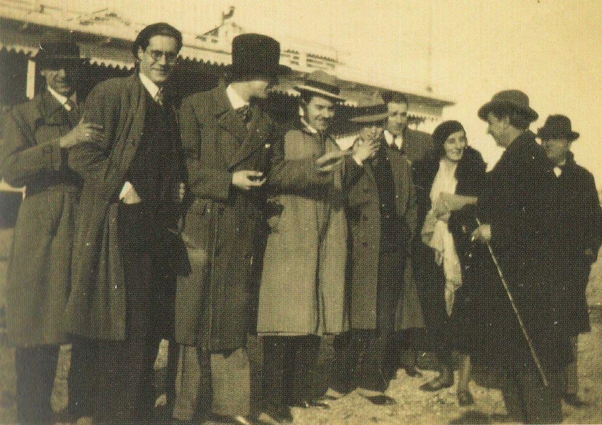 The Futurists in 1931 in Albisola, the Sintesi Group, featuring Vassallo (in profile).