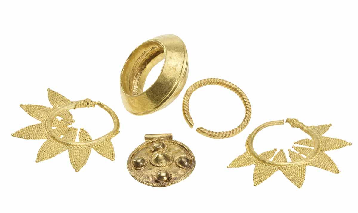 Gold jewelry from tumulus 7