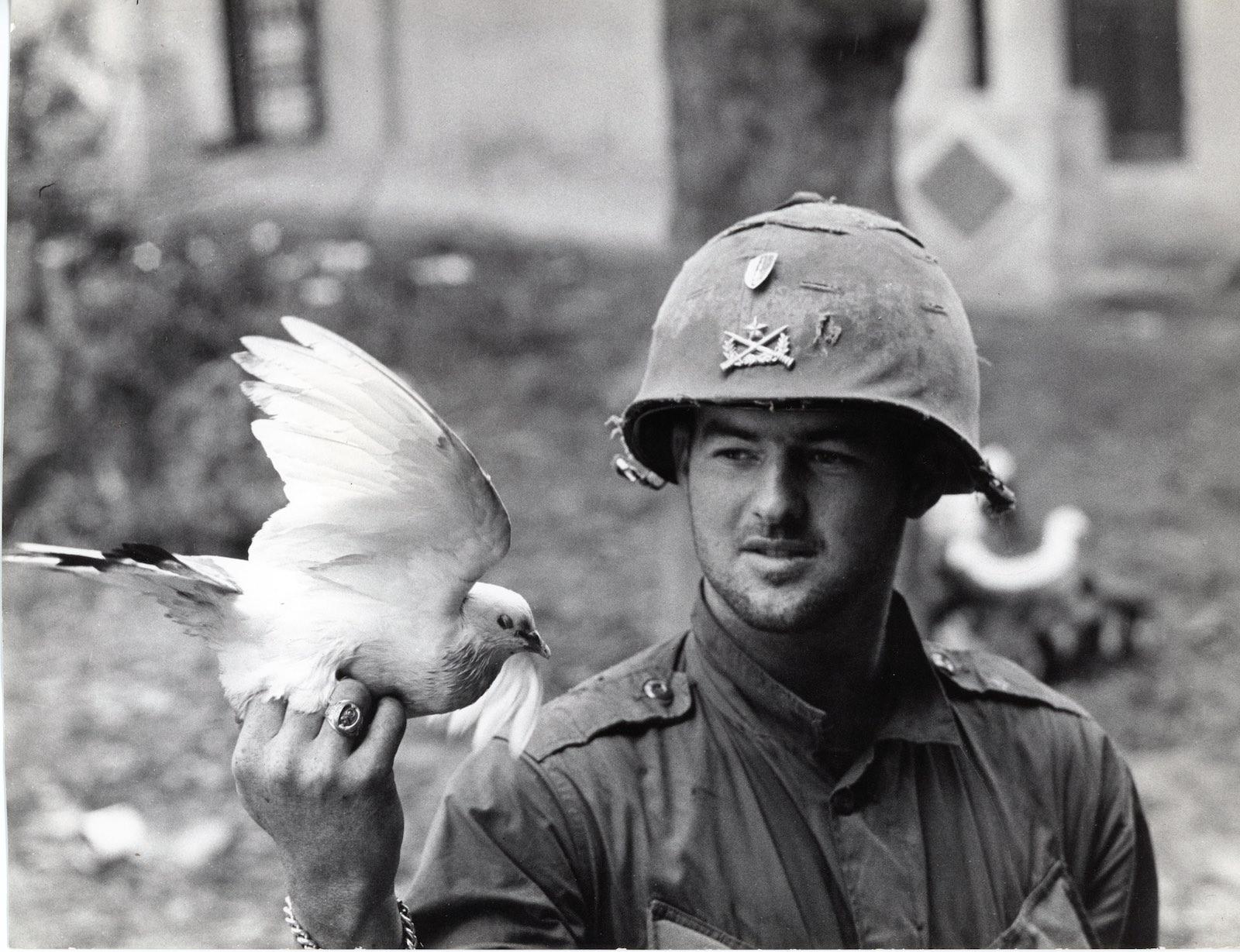 Christian Simonpietri, Marine and Dove, Hue, 1968. DOGMA BATTLEFIELD LENS COLLECTION.