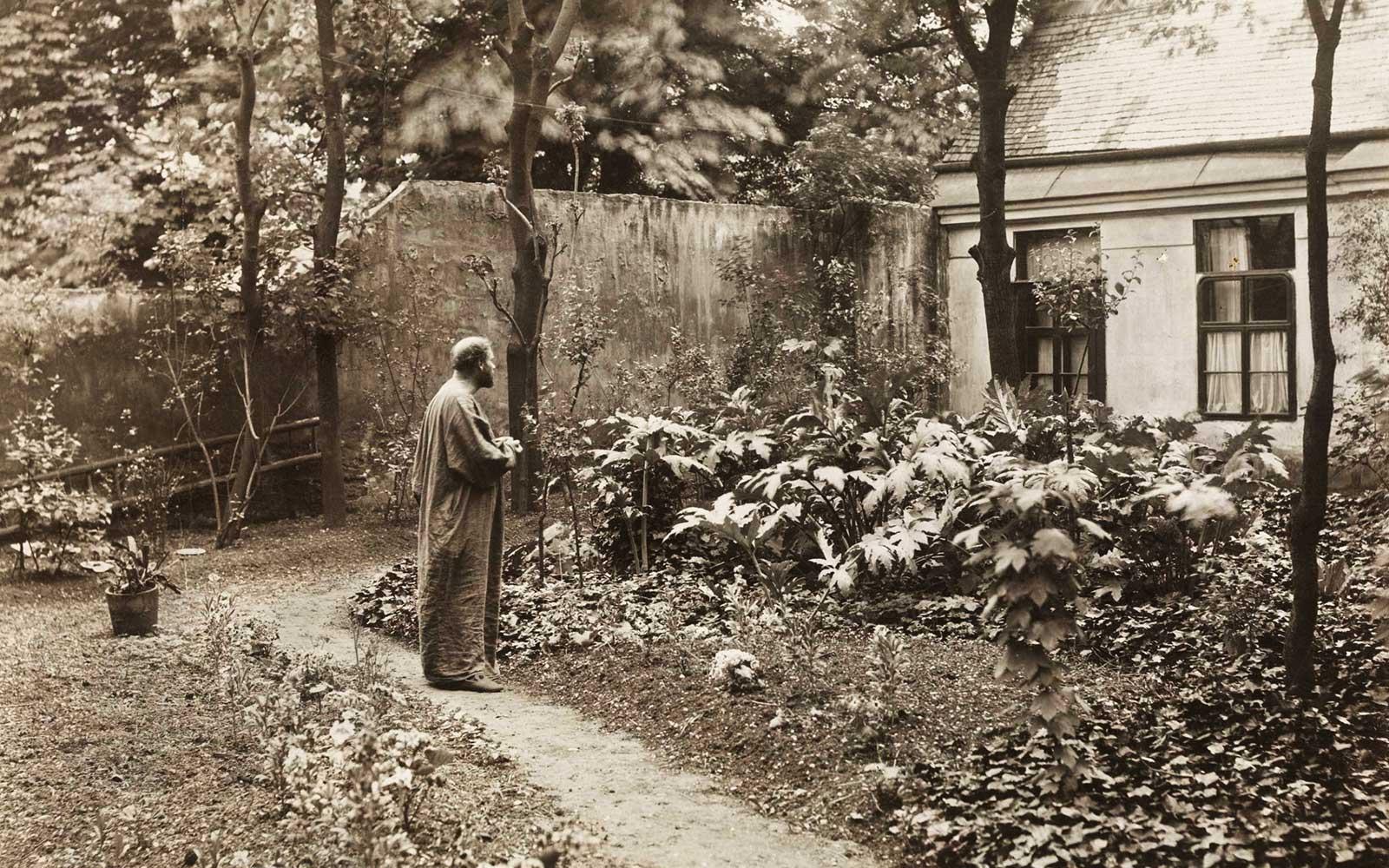 Moriz Nähr, Gustav Klimt in the garden of his studio at Josefstädter Strasse 21, 1911.