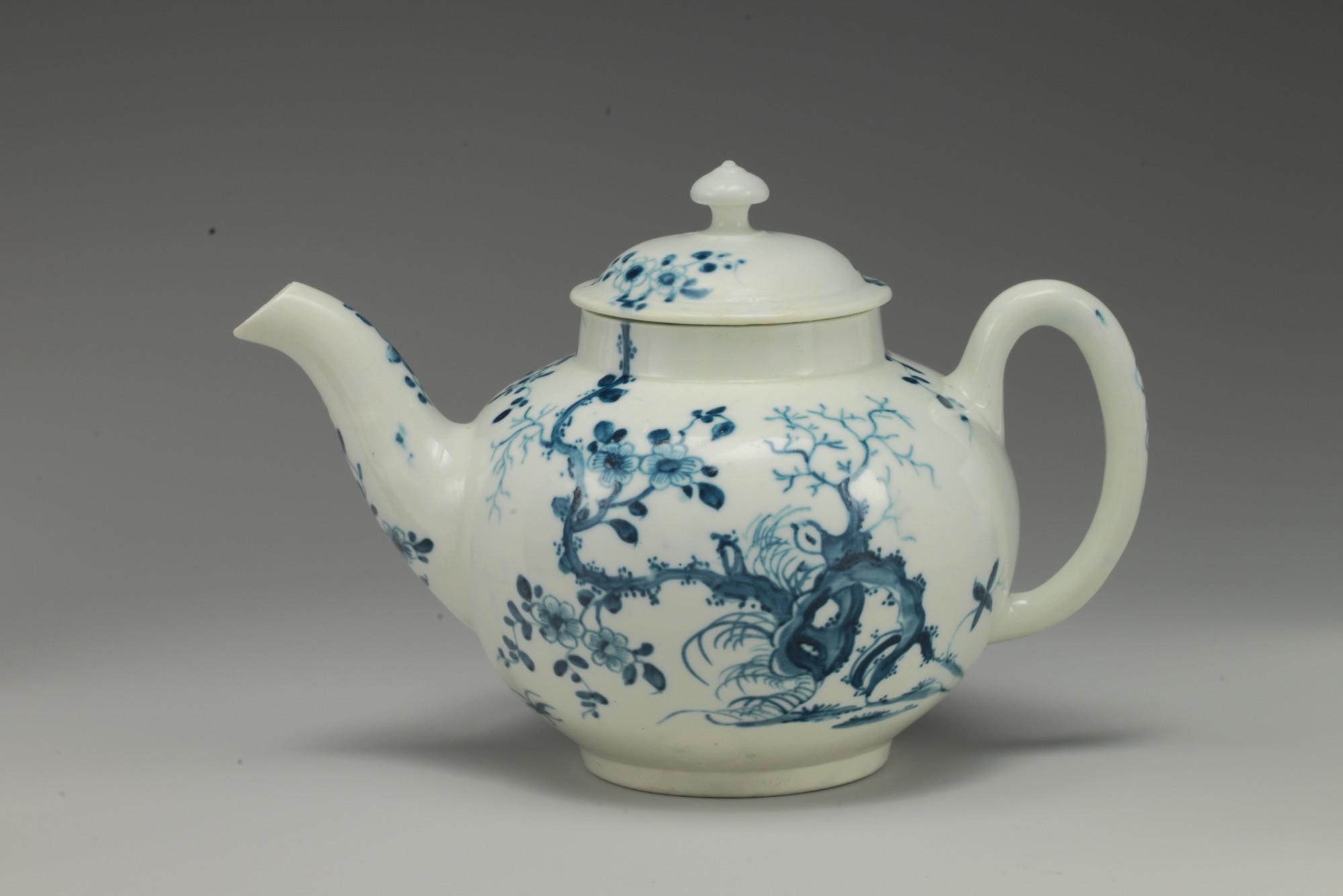 Worcester factory (British, 1751–2008), Teapot, ca. 1770. Soft-paste porcelain in blue and white.