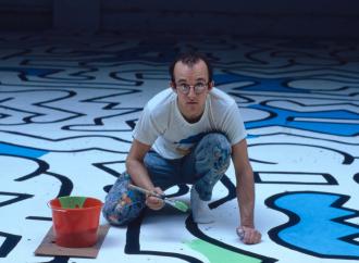 Haring painting the backdrop for the Palladium nightclub, 1985