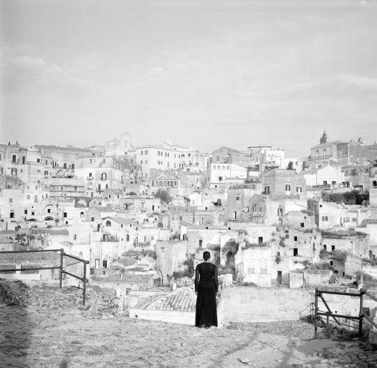 Carrie Mae Weems, The Edge of Time - Ancient Rome, 2006. Digital C-print, 73 x 61 in. (185.4 x 154.9 cm). Marieluise Hessel Collection, Hessel Museum of Art, Center for Curatorial Studies, Bard College, Annandale-on-Hudson, New York