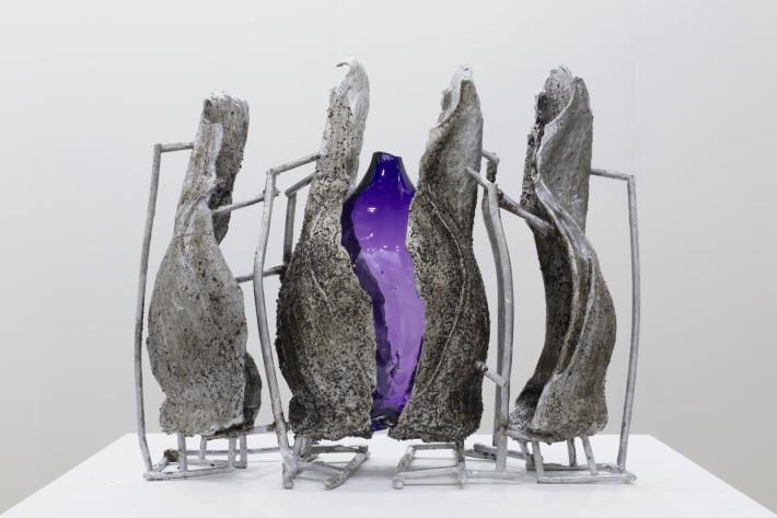 Tania Pérez Córdova, Oráculo (máquina) | Oracle (machine), 2025. Aluminium cast, blown glass, breath of a person, dirt, and varnish, 45 x 52 x 23 cm | 17.72 x 20.47 x 9.06 in. Photo: Ramiro Chaves. Courtesy the artist and Travesía Cuatro.
