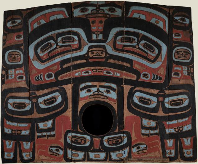 Yéil X'eenh (Raven Screen), ca. 1810, attributed to Native American Kadyisdu.axch', Tlingit, Kiks.adi clan, Gaanaxteidi', Tlingit, Klukwan (Tlákw.aan), Frog House, spruce, paint, 105 3/4 x 129 in. (268.62 x 327.66 cm), Gift of John H. Hauberg, 79.98. Photo: Paul Macapia