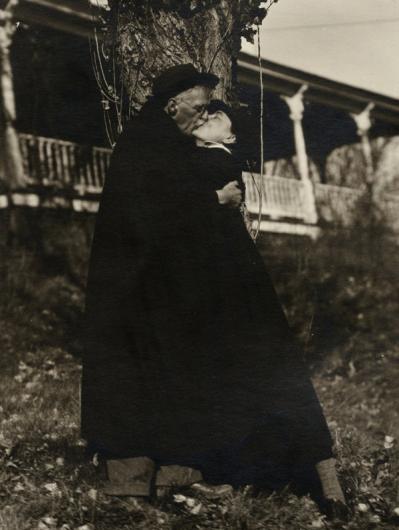 O'Keeffe and Stieglitz embracing under a tree