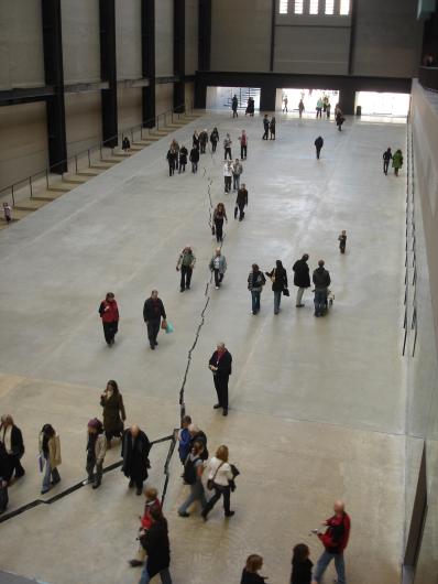 3d-appearing crack runs through the entry way of the tate modern. Doris Salcedo, Shibboleth at the Tate Modern Courtesy Wikimedia Commons. Photo by Nuno Nogueira. 