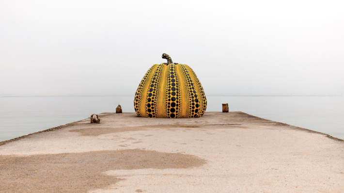 Yayoi Kusama, Yellow Pumpkin on the Japanese island of Naoshima. Photo: jezhowell.photo via Flickr