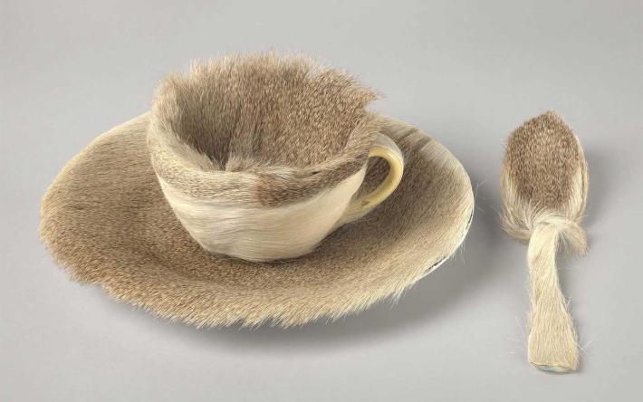 Meret Oppenheim. Object (Objet). 1936. Fur-covered cup, saucer, and spoon. Cup 4 3/8″ (10.9 cm) in diameter; saucer 9 3/8″ (23.7 cm) in diameter; spoon 8″ (20.2 cm) long, overall height 2 7/8″ (7.3 cm).