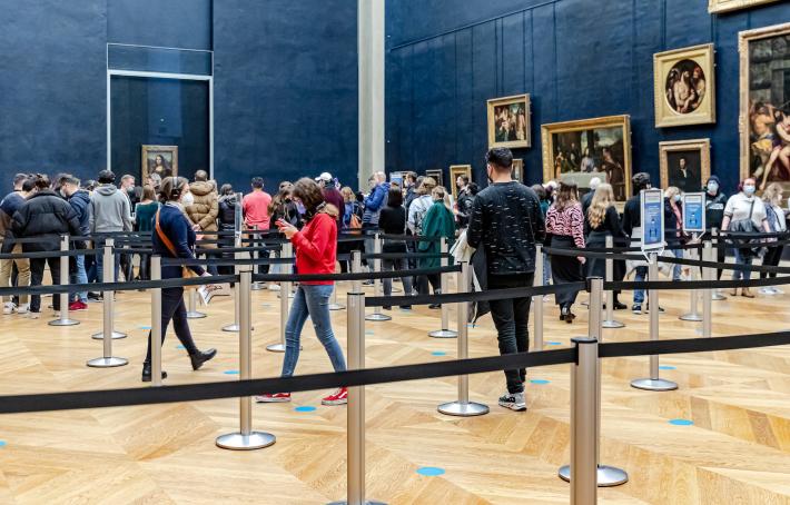 The Mona Lisa in 2021, after the Louvre’s 2019 renovations of Salle des États. Photo by Ninara.