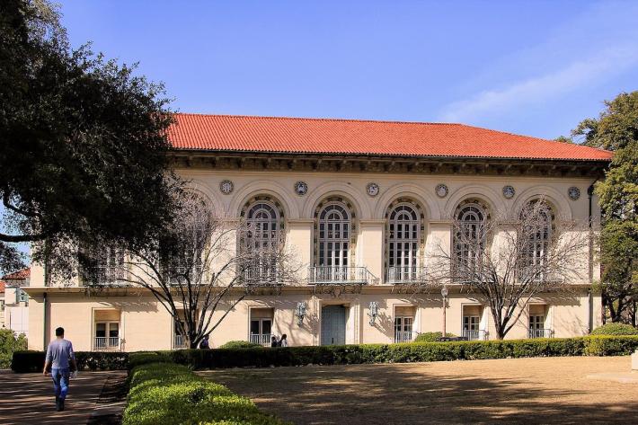 Battle Hall, located on the University of Texas at Austin campus, Austin, Texas, United States.   © 2014 Larry D. Moore. Licensed under CC BY-SA 4.0.